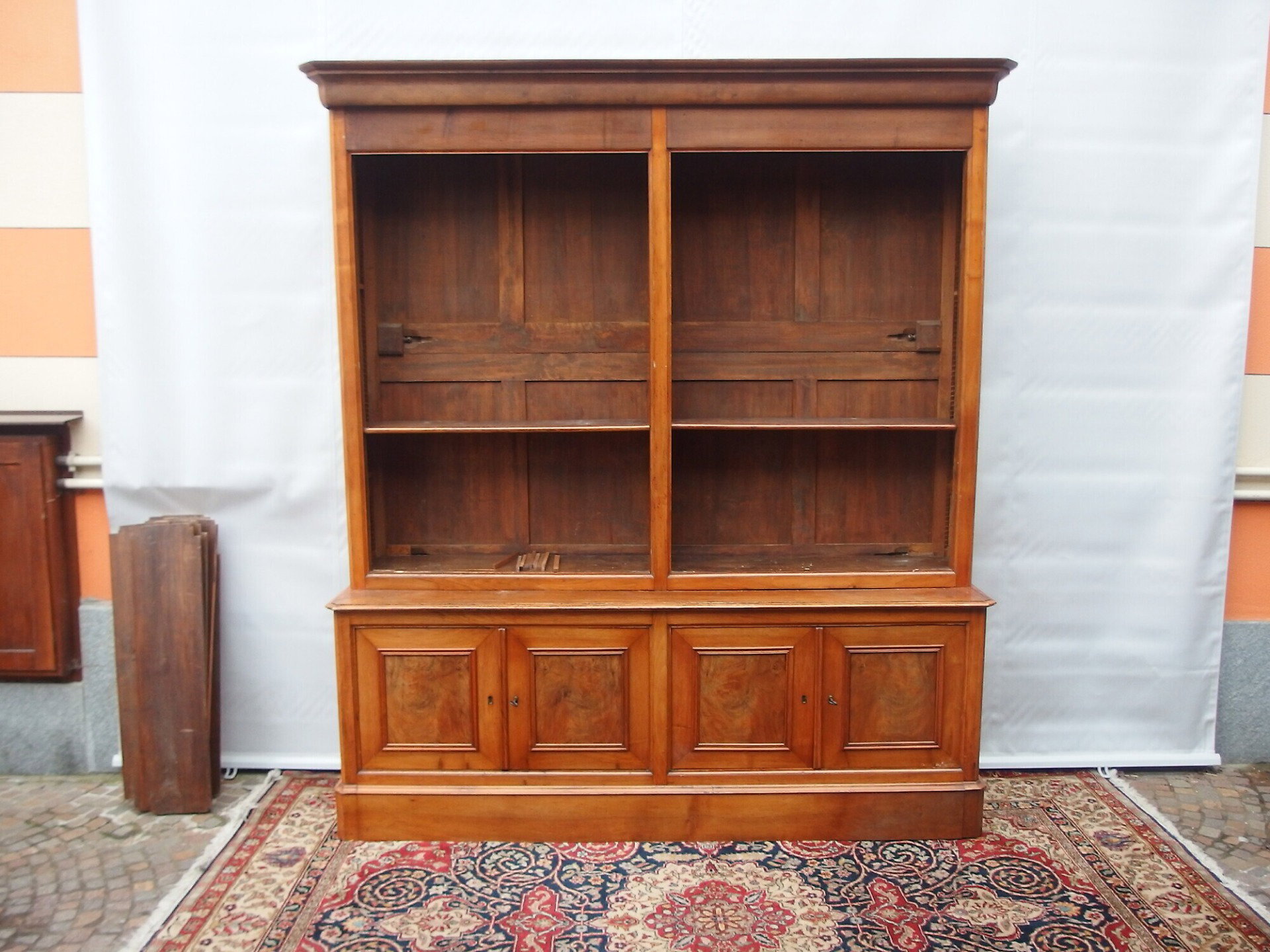 VIERDOORIG REGAL AUS NUSSBAUM Mitte 19. Jh. CM 205x48x237
